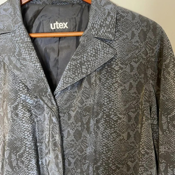 VINTAGE Utex Vinyl Trench Rain Coat Grey Snake Print Waterproof Mobwife Size M - Picture 3 of 9